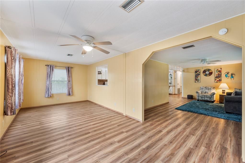 For Sale: $182,900 (2 beds, 2 baths, 1296 Square Feet)