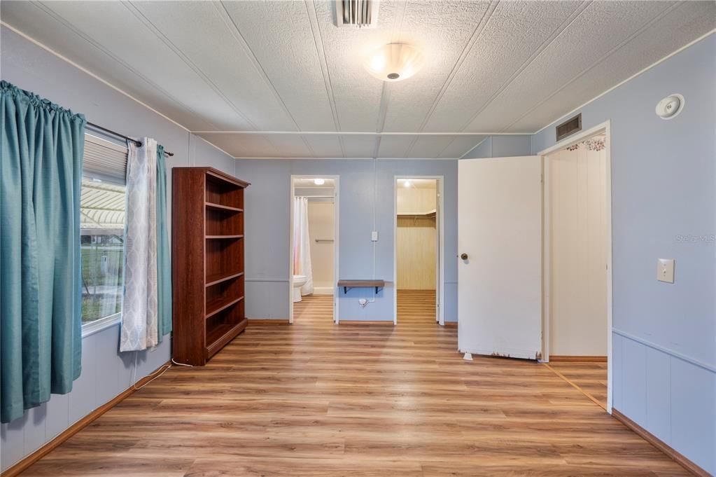 For Sale: $182,900 (2 beds, 2 baths, 1296 Square Feet)