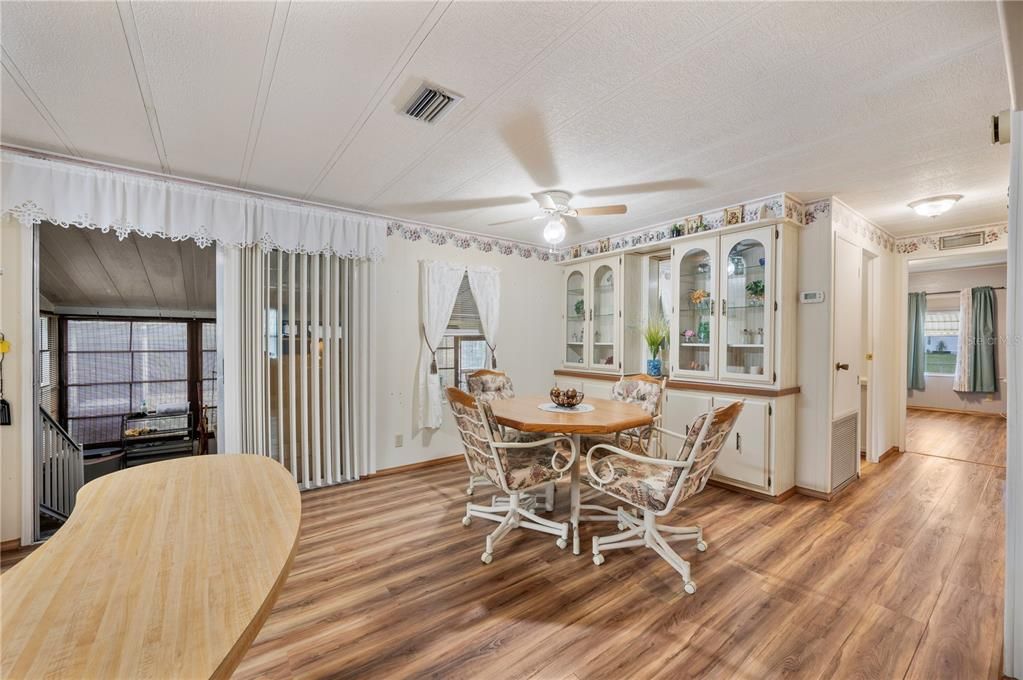 For Sale: $182,900 (2 beds, 2 baths, 1296 Square Feet)