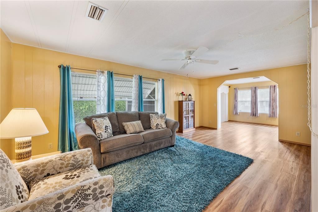 For Sale: $182,900 (2 beds, 2 baths, 1296 Square Feet)