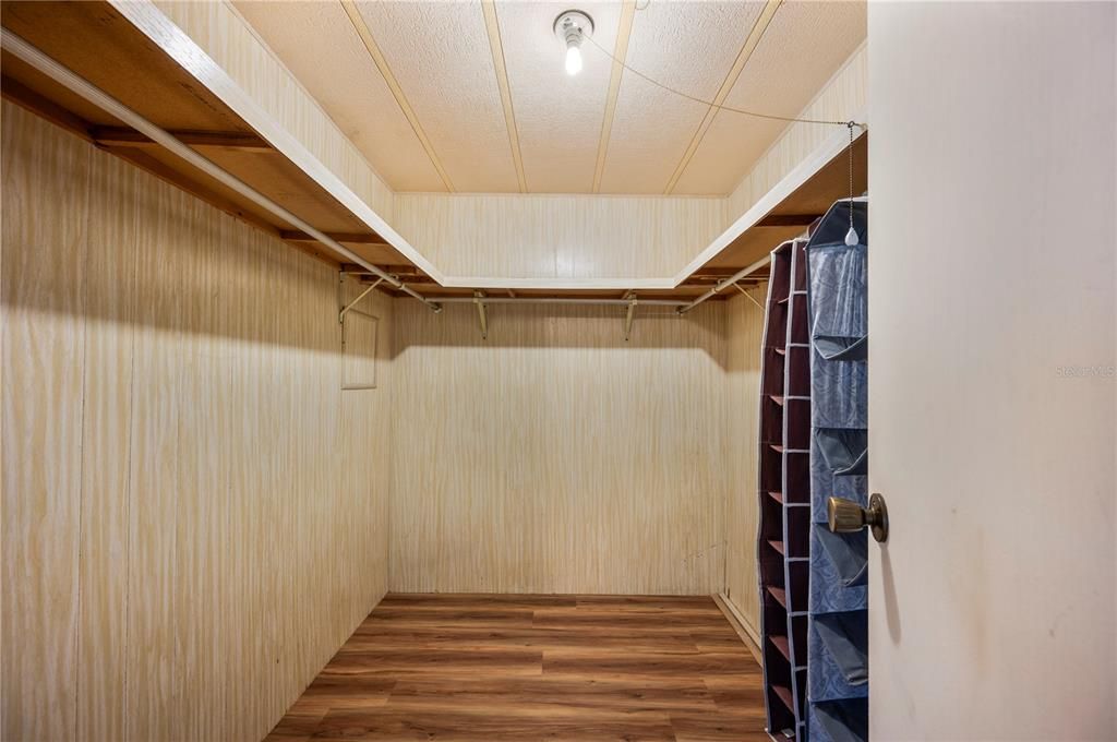 For Sale: $182,900 (2 beds, 2 baths, 1296 Square Feet)