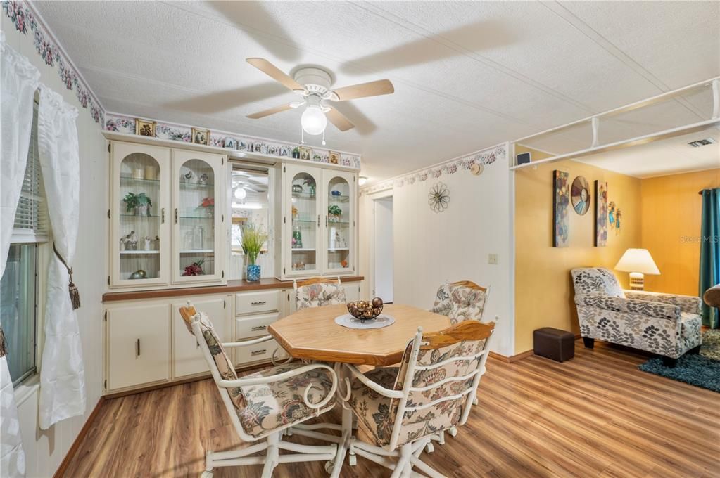 For Sale: $182,900 (2 beds, 2 baths, 1296 Square Feet)