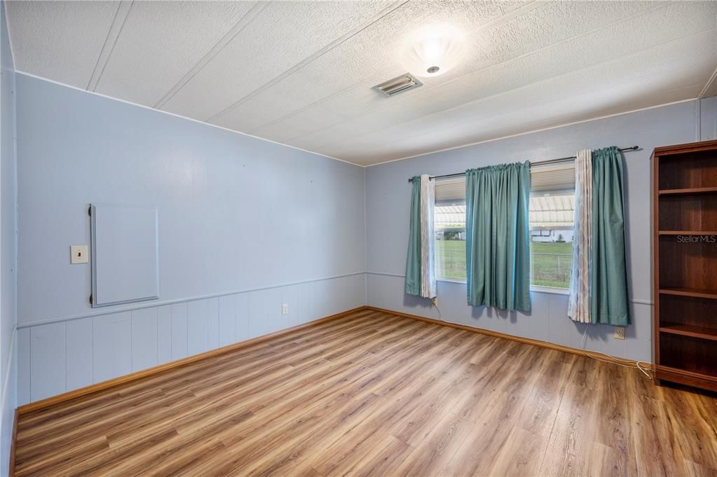 For Sale: $182,900 (2 beds, 2 baths, 1296 Square Feet)