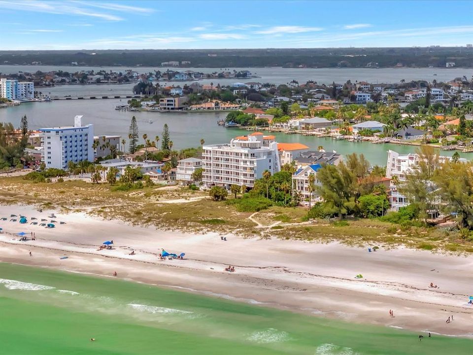 For Sale: $950,000 (2 beds, 2 baths, 836 Square Feet)