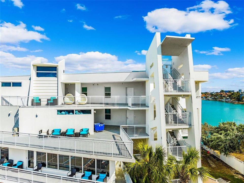 For Sale: $950,000 (2 beds, 2 baths, 836 Square Feet)