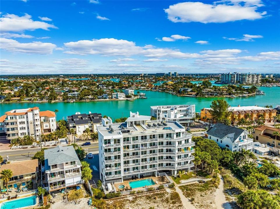 For Sale: $950,000 (2 beds, 2 baths, 836 Square Feet)