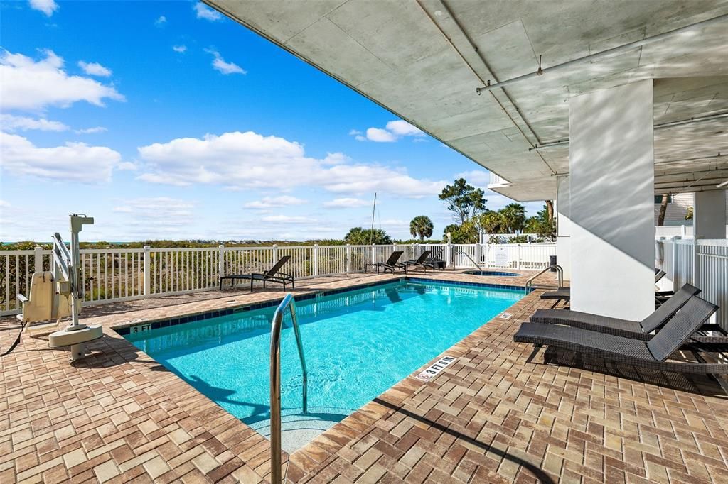 For Sale: $950,000 (2 beds, 2 baths, 836 Square Feet)