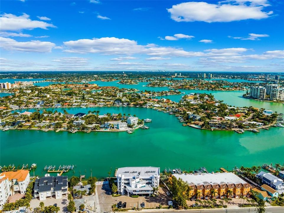 For Sale: $950,000 (2 beds, 2 baths, 836 Square Feet)