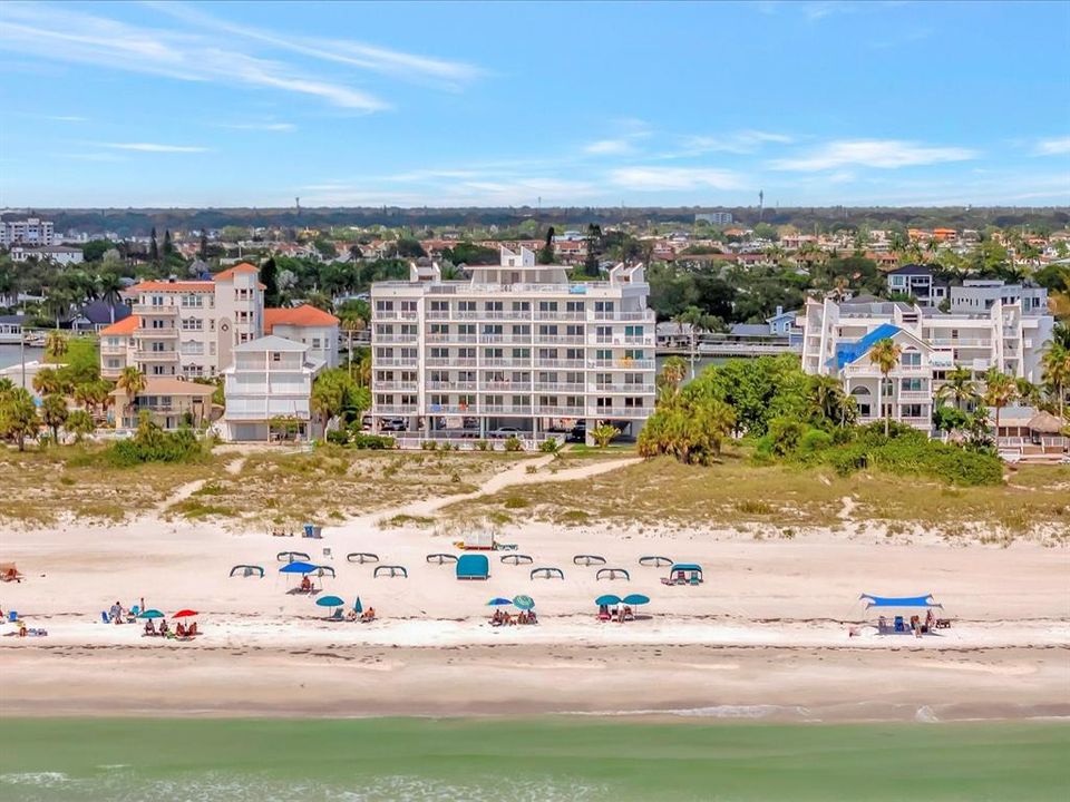 For Sale: $950,000 (2 beds, 2 baths, 836 Square Feet)