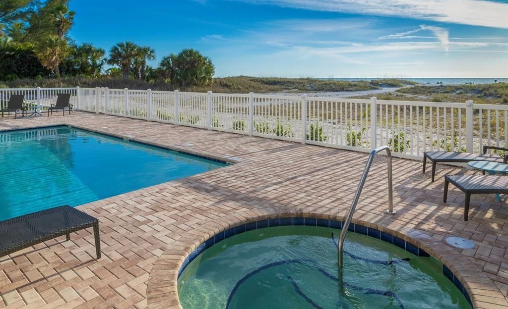 For Sale: $950,000 (2 beds, 2 baths, 836 Square Feet)