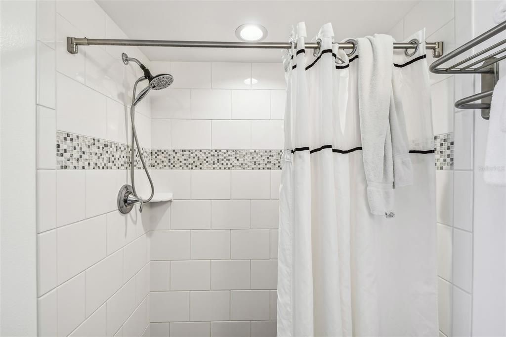 For Sale: $950,000 (2 beds, 2 baths, 836 Square Feet)