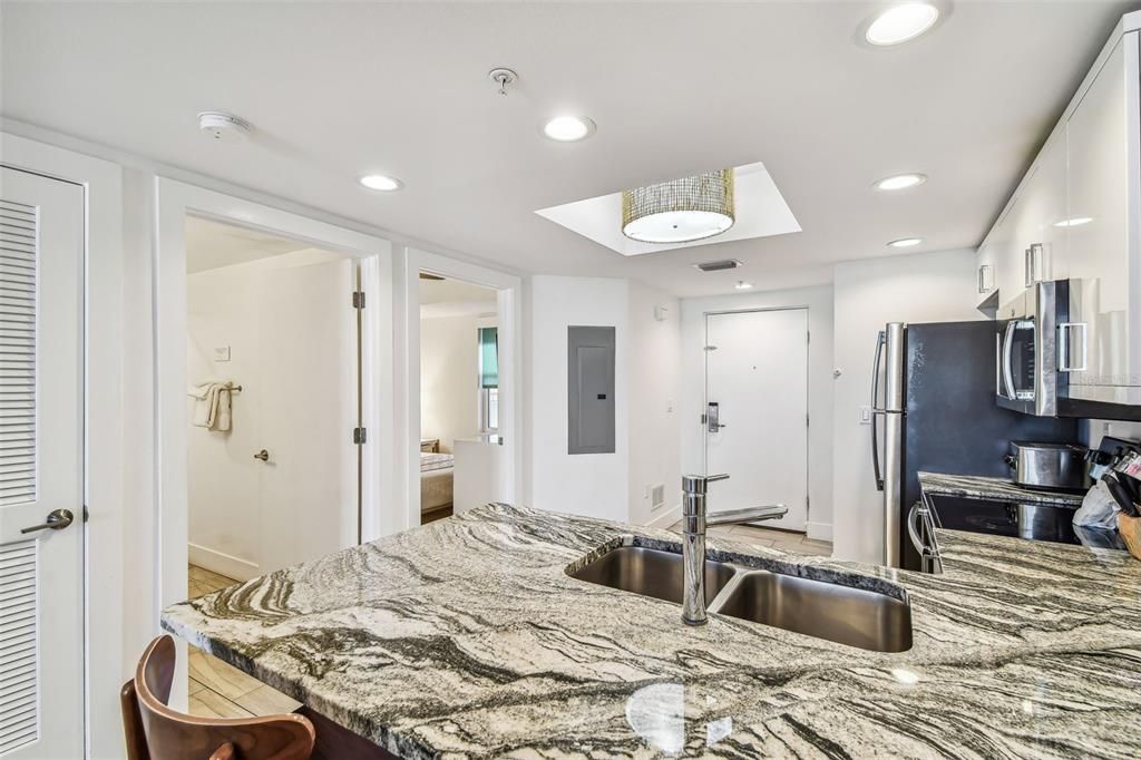 For Sale: $950,000 (2 beds, 2 baths, 836 Square Feet)