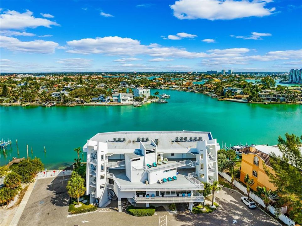 For Sale: $950,000 (2 beds, 2 baths, 836 Square Feet)