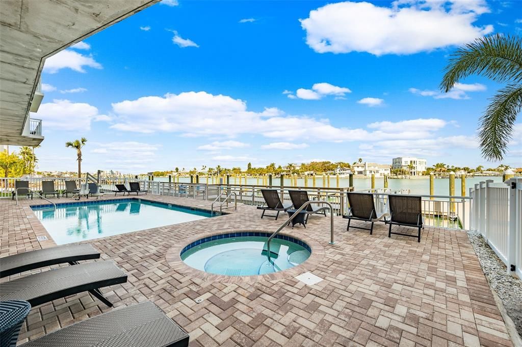 For Sale: $950,000 (2 beds, 2 baths, 836 Square Feet)