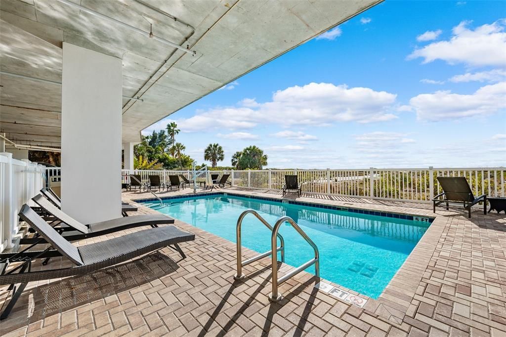 For Sale: $950,000 (2 beds, 2 baths, 836 Square Feet)