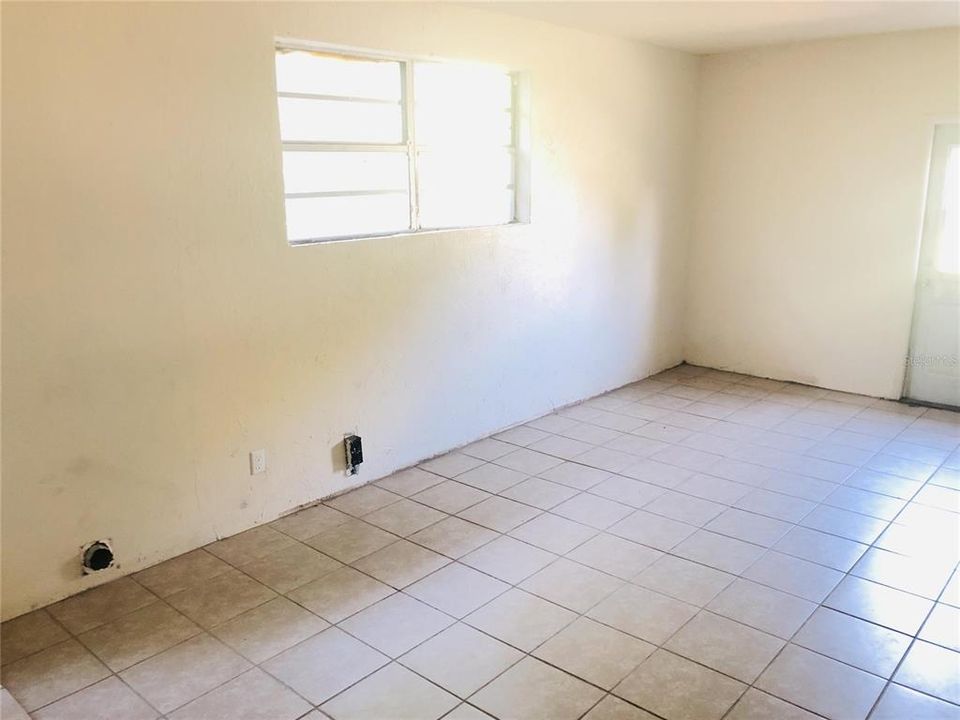 For Rent: $1,295 (4 beds, 0 baths, 1094 Square Feet)