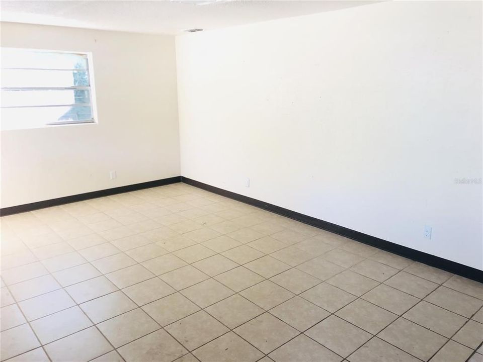 For Rent: $1,295 (4 beds, 0 baths, 1094 Square Feet)