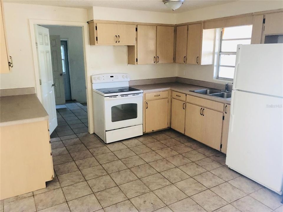 For Rent: $1,295 (4 beds, 0 baths, 1094 Square Feet)
