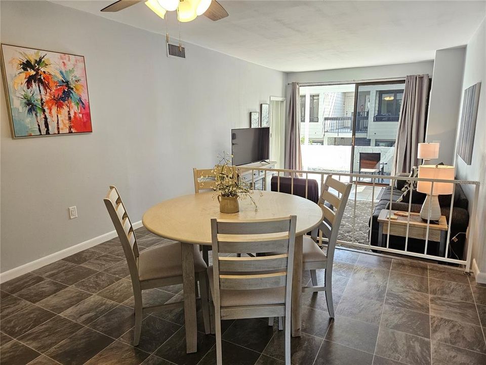 出租: $5,800 (2 贝兹, 2 浴室, 934 平方英尺)