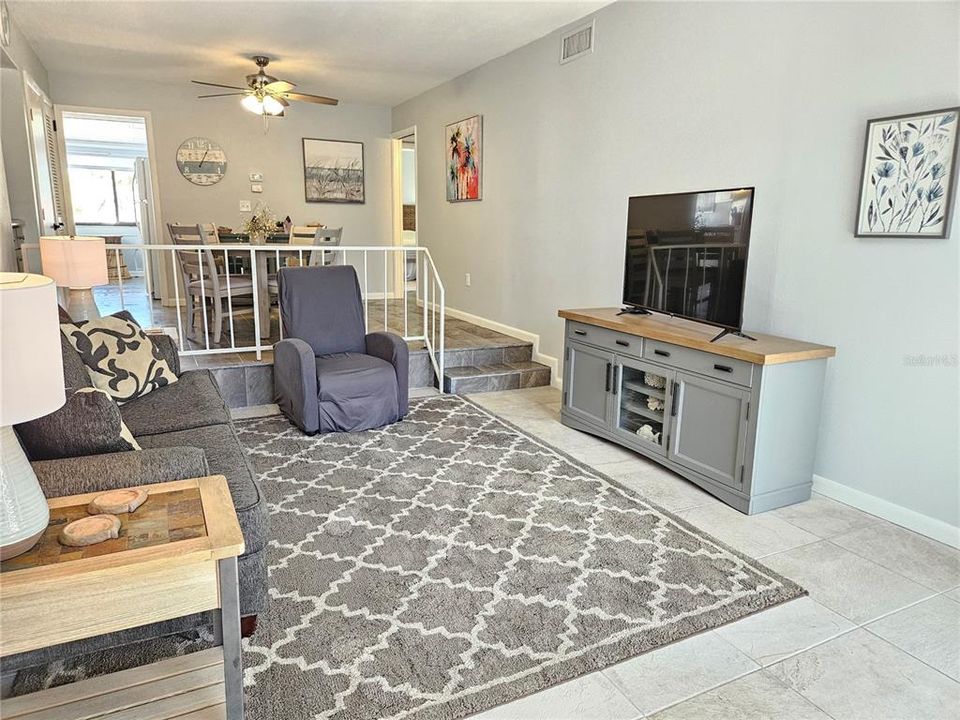 出租: $5,800 (2 贝兹, 2 浴室, 934 平方英尺)