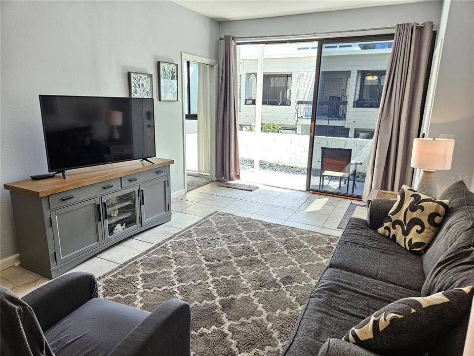 出租: $5,800 (2 贝兹, 2 浴室, 934 平方英尺)