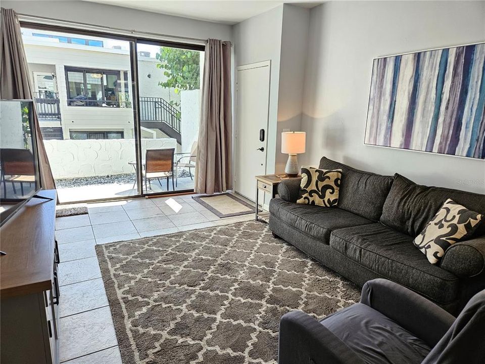 出租: $5,800 (2 贝兹, 2 浴室, 934 平方英尺)