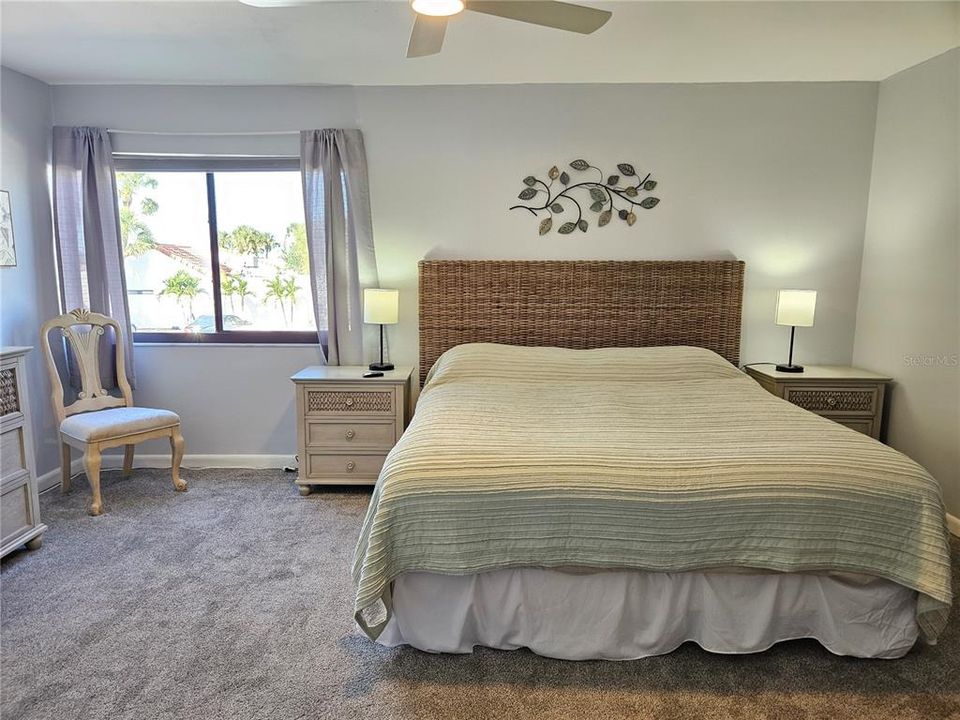 出租: $5,800 (2 贝兹, 2 浴室, 934 平方英尺)