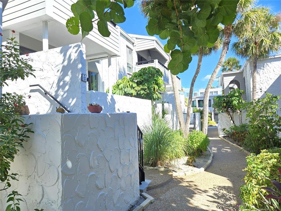 出租: $5,800 (2 贝兹, 2 浴室, 934 平方英尺)