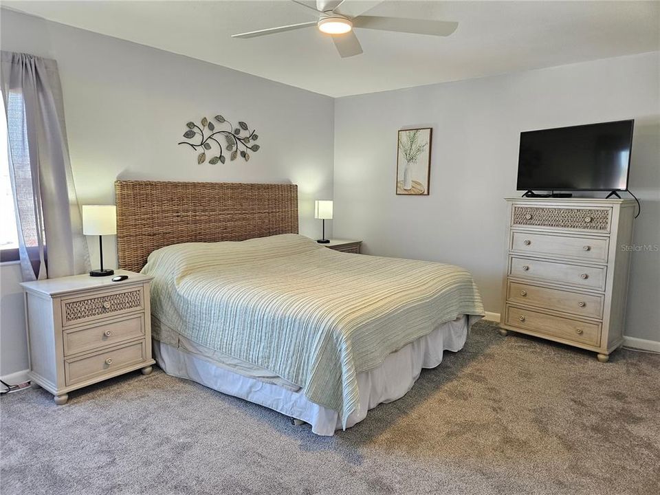 出租: $5,800 (2 贝兹, 2 浴室, 934 平方英尺)