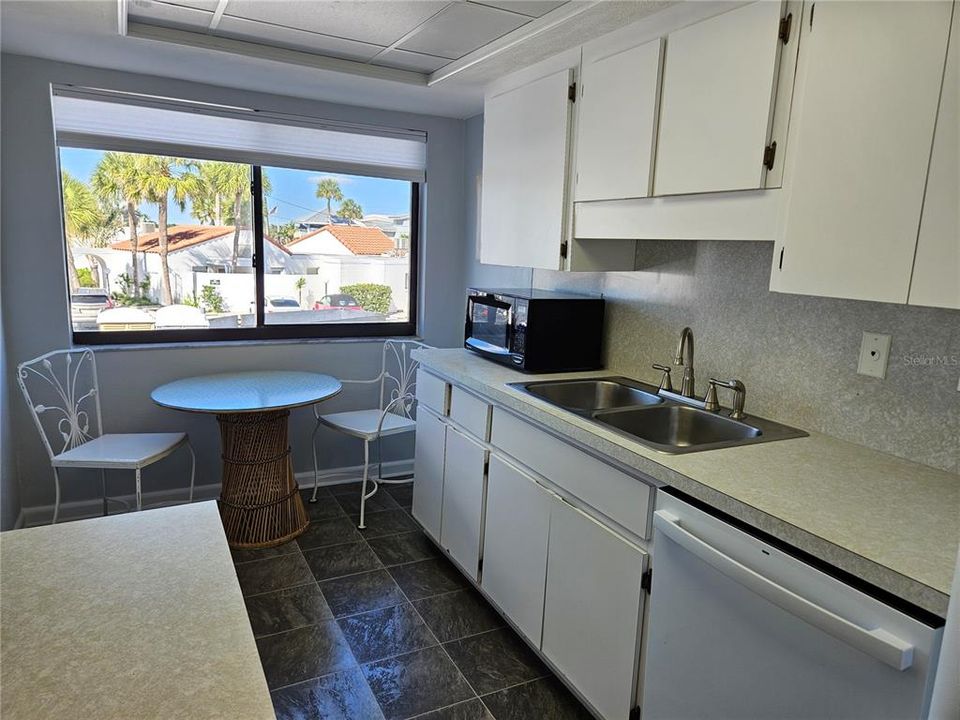 出租: $5,800 (2 贝兹, 2 浴室, 934 平方英尺)