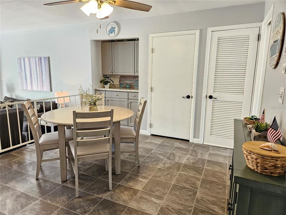 出租: $5,800 (2 贝兹, 2 浴室, 934 平方英尺)