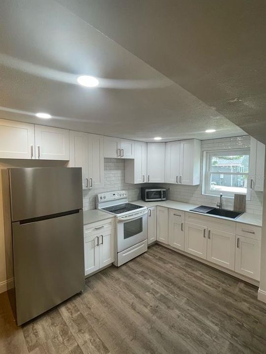 For Rent: $2,100 (2 beds, 1 baths, 850 Square Feet)