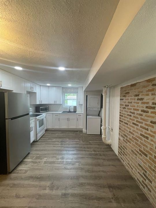 For Rent: $2,100 (2 beds, 1 baths, 850 Square Feet)