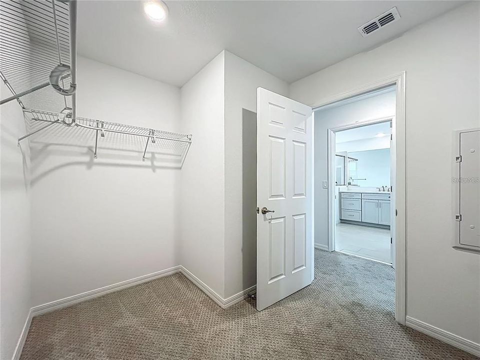 For Rent: $3,250 (5 beds, 3 baths, 3374 Square Feet)