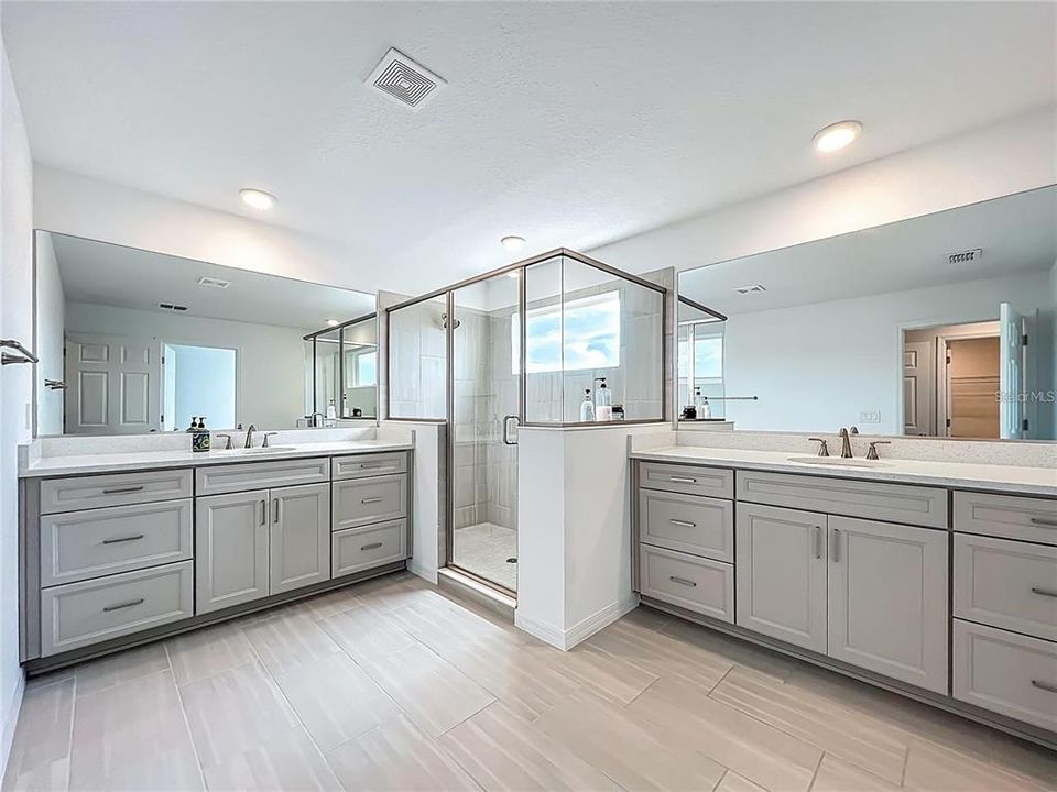 For Rent: $3,250 (5 beds, 3 baths, 3374 Square Feet)