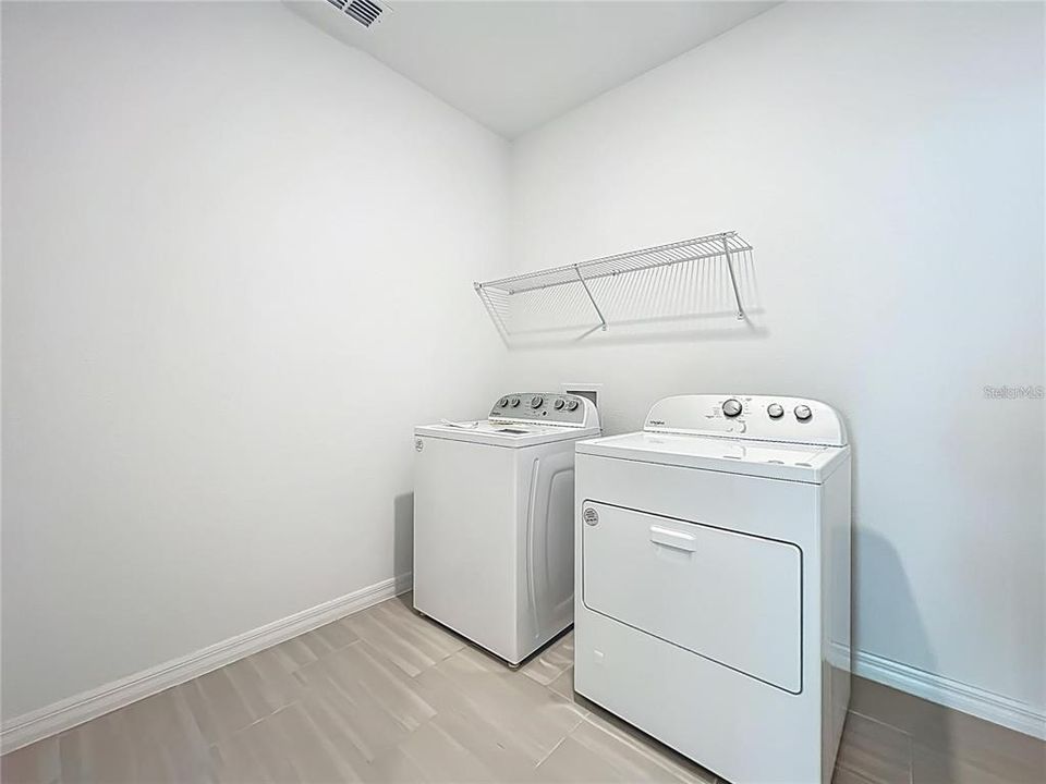 For Rent: $3,250 (5 beds, 3 baths, 3374 Square Feet)