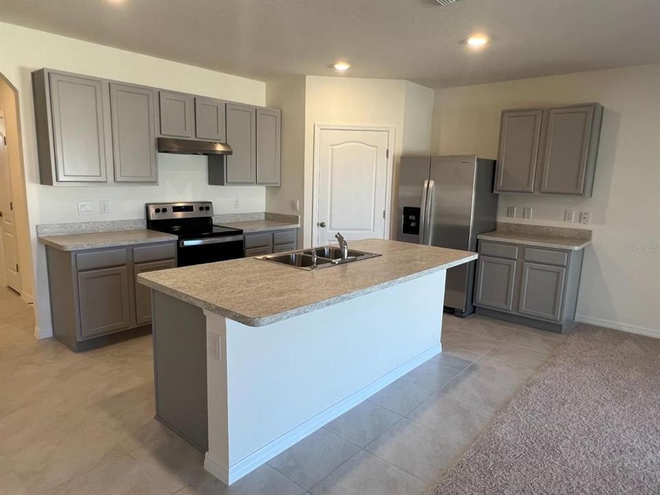 For Rent: $2,000 (4 beds, 2 baths, 1828 Square Feet)