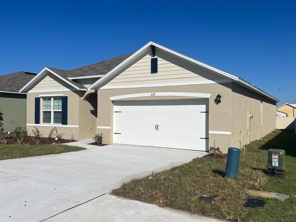 For Rent: $2,000 (4 beds, 2 baths, 1828 Square Feet)