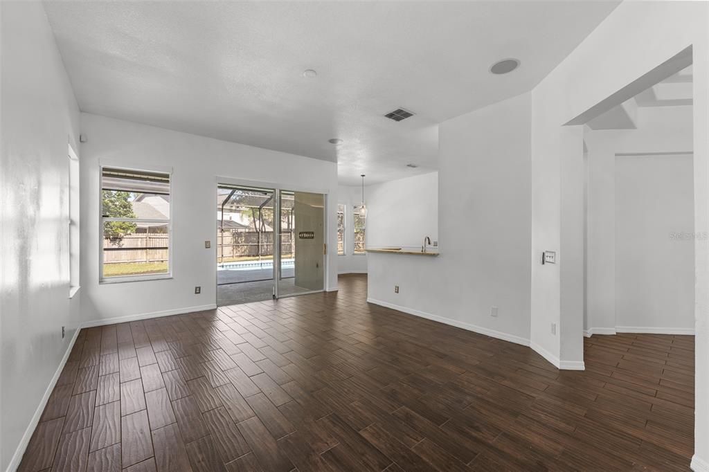 En Venta: $479,900 (4 camas, 3 baños, 2331 Pies cuadrados)