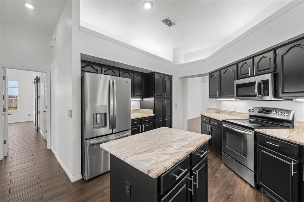 En Venta: $479,900 (4 camas, 3 baños, 2331 Pies cuadrados)