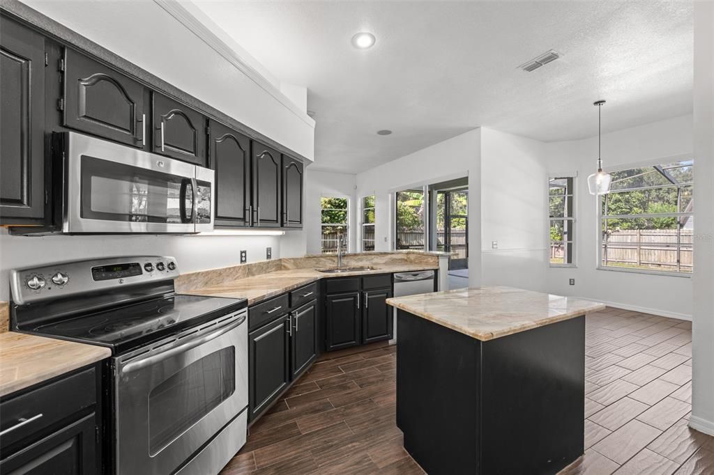 En Venta: $479,900 (4 camas, 3 baños, 2331 Pies cuadrados)