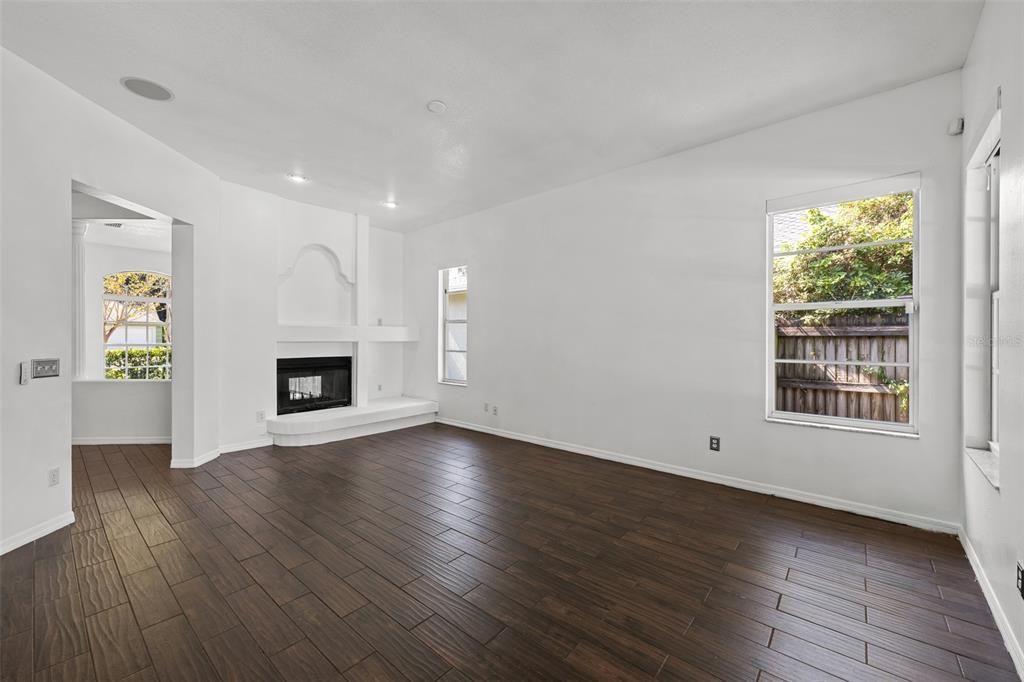 En Venta: $479,900 (4 camas, 3 baños, 2331 Pies cuadrados)