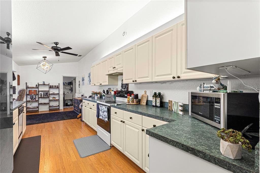 For Sale: $250,000 (2 beds, 2 baths, 1425 Square Feet)