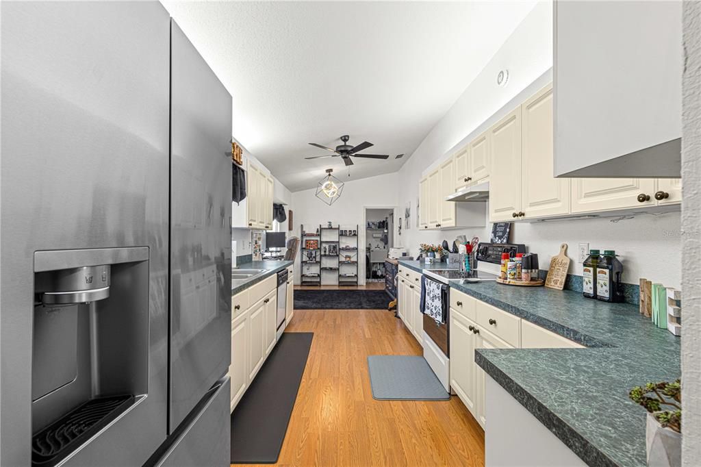 For Sale: $250,000 (2 beds, 2 baths, 1425 Square Feet)