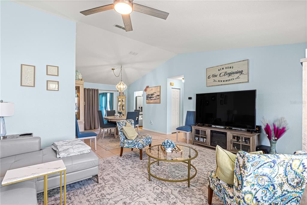 For Sale: $250,000 (2 beds, 2 baths, 1425 Square Feet)