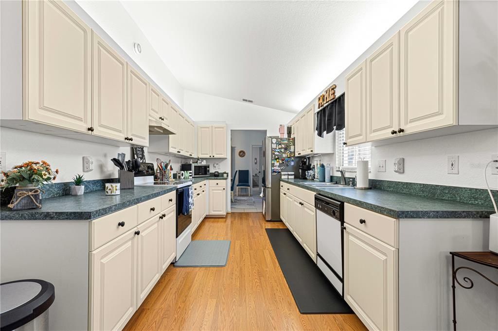 For Sale: $250,000 (2 beds, 2 baths, 1425 Square Feet)