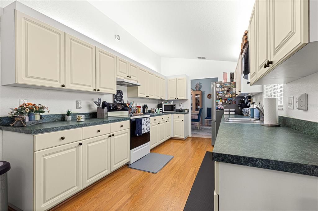 For Sale: $250,000 (2 beds, 2 baths, 1425 Square Feet)