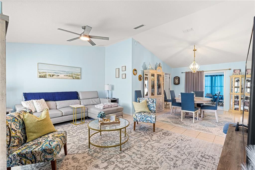 For Sale: $250,000 (2 beds, 2 baths, 1425 Square Feet)