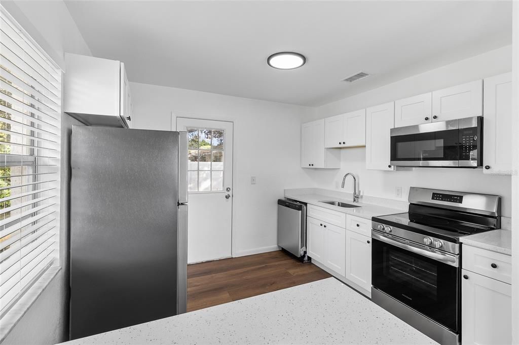 合同活跃: $415,000 (4 贝兹, 0 浴室, 1536 平方英尺)