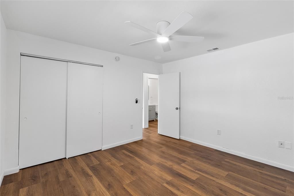 合同活跃: $415,000 (4 贝兹, 0 浴室, 1536 平方英尺)